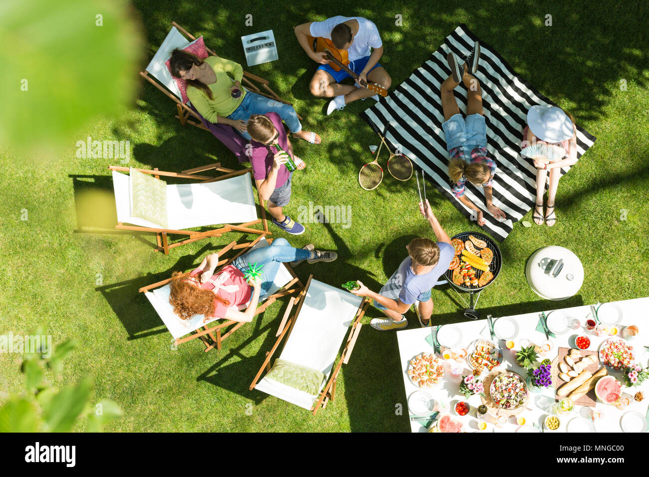 Blick von oben auf die Freunde mit Grill im Garten Stockfoto