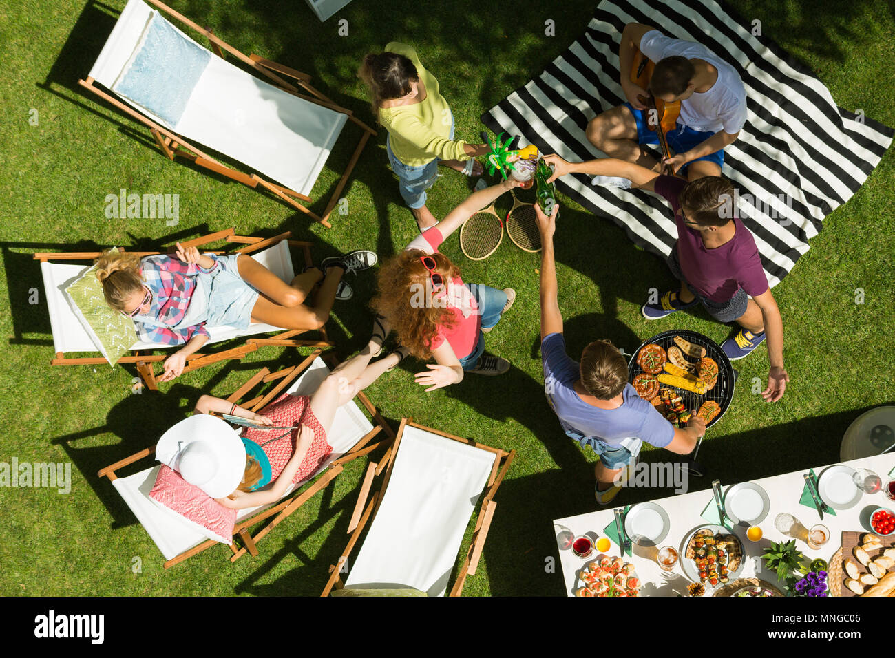 Freunde in Sommer Garden Party, Ansicht von oben Stockfoto