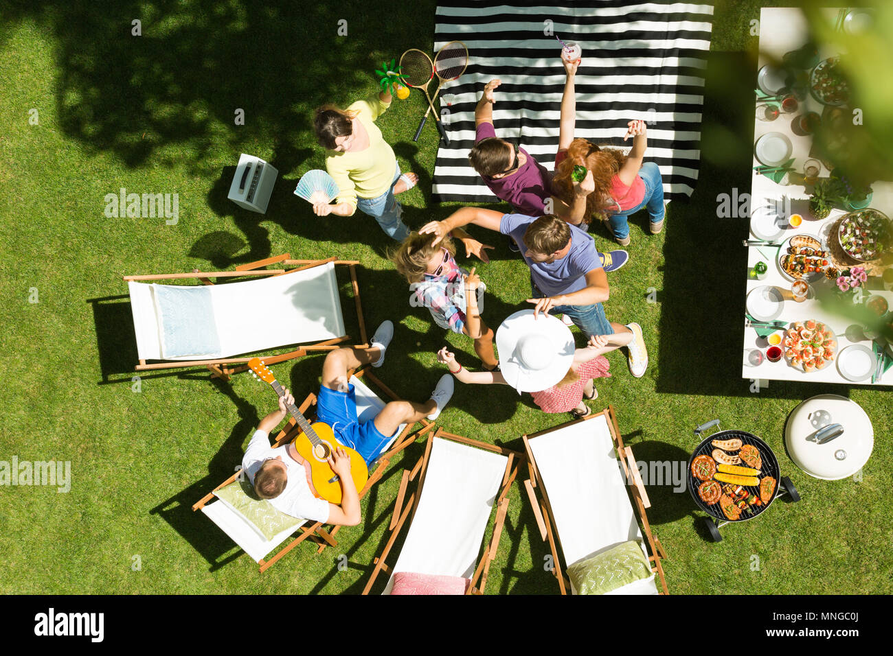 Freunde tanzen im Garten während der Grillparty, Ansicht von oben Stockfoto