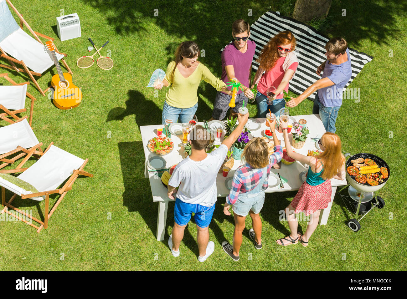 Freunde Aufmunterung bei der Gartenparty, Vogelperspektive Stockfoto