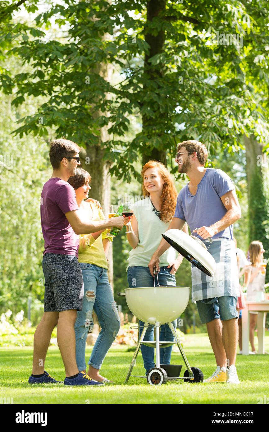 Gruppe von Jugendlichen mit Grillparty im Park Stockfoto
