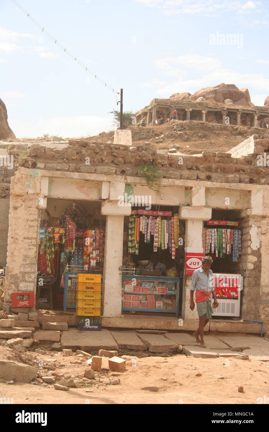 Shop inmitten der Ruinen von Hampi, Indien Stockfoto