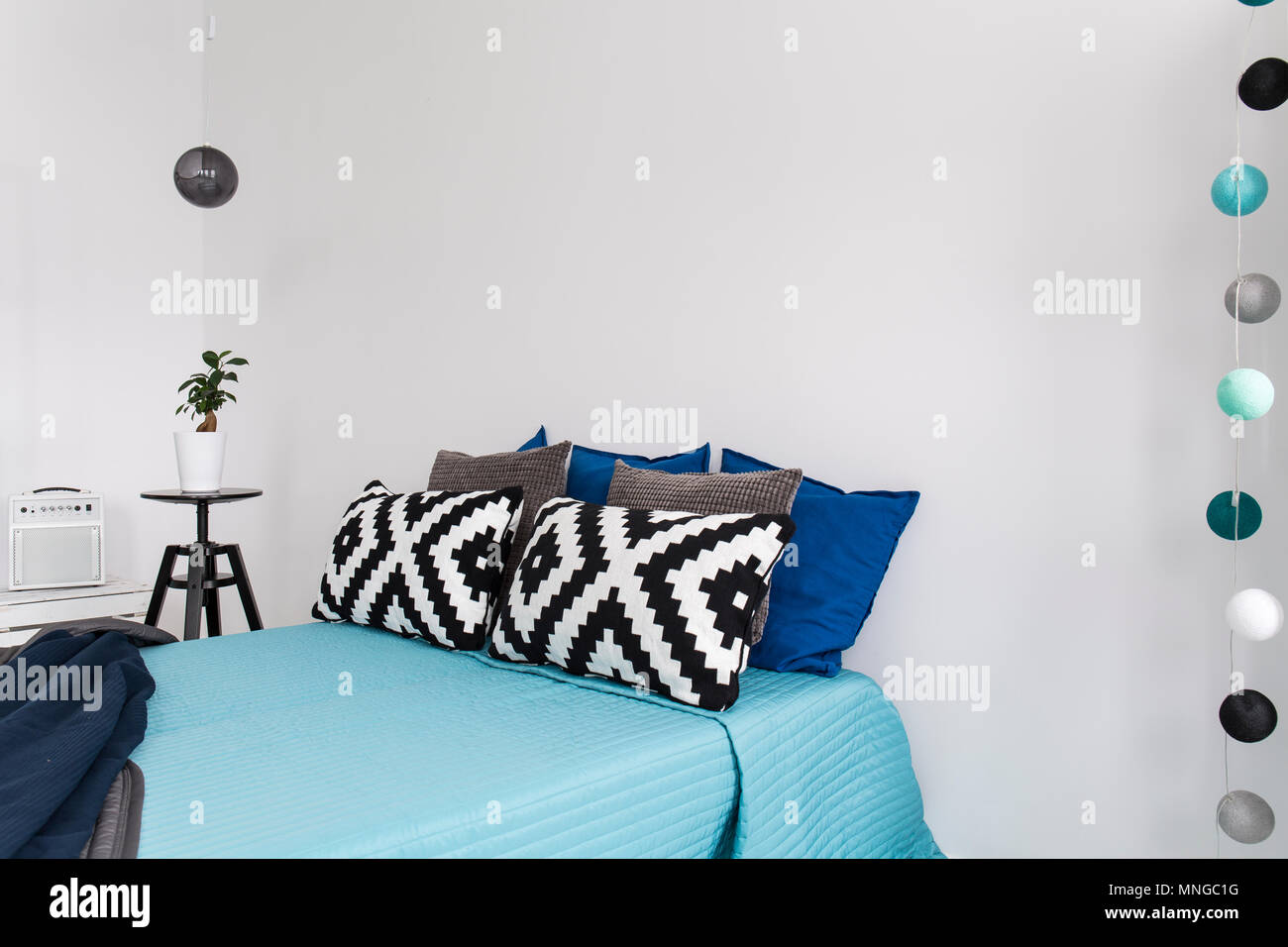 Schuss ein Bett in einem modernen blau Schlafzimmer Stockfoto