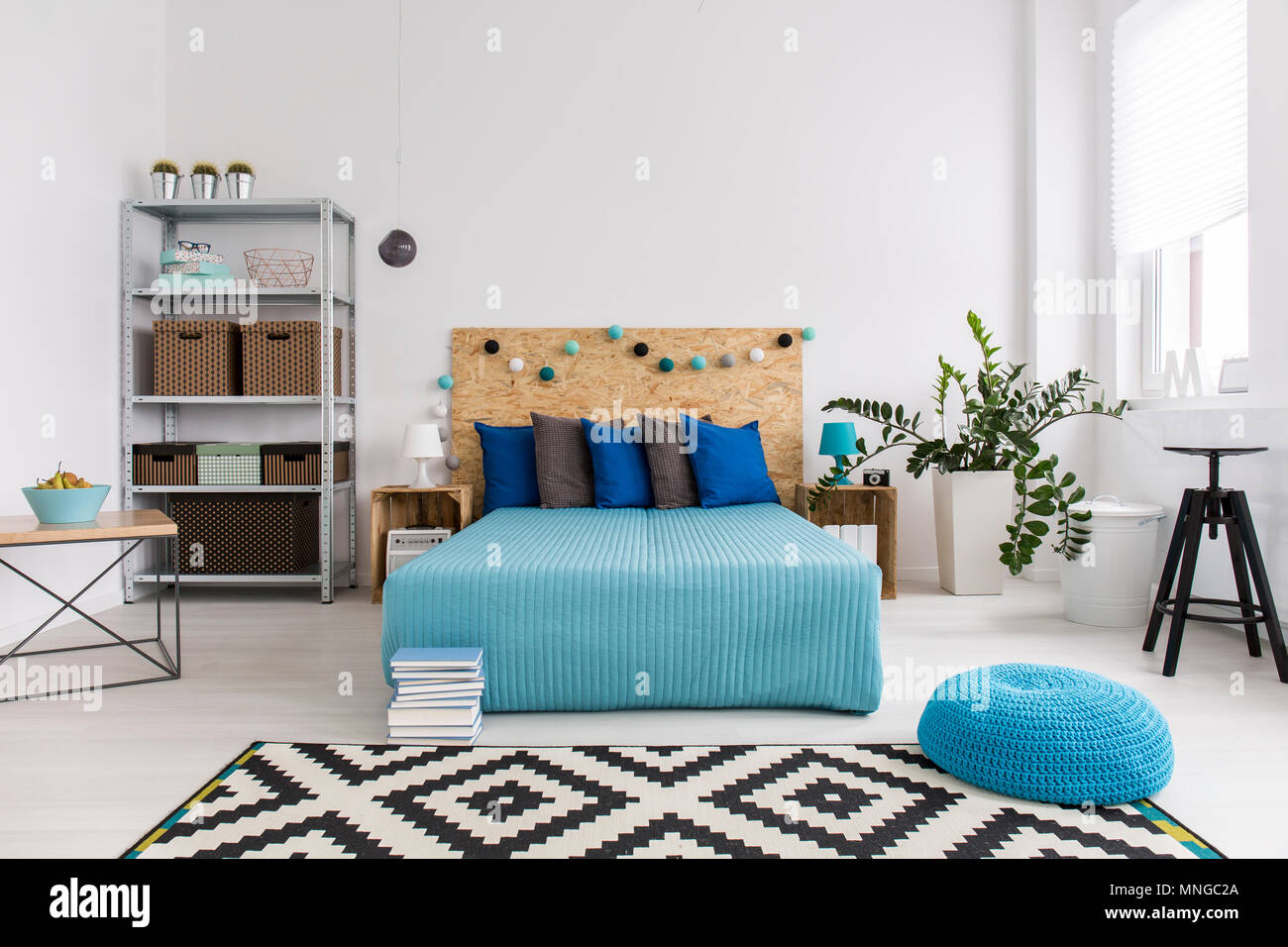Aufnahme einer geräumigen, modernen weißen und blauen Schlafzimmer Stockfoto