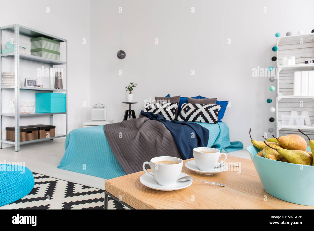 Schuss ein Gemütliches modernes Schlafzimmer mit blauen Verzierungen Stockfoto