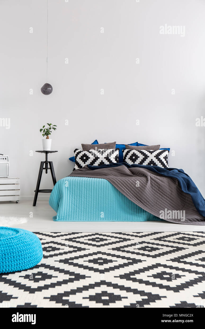 Schuss ein Bett in einem modernen, geräumigen Schlafzimmer Stockfoto