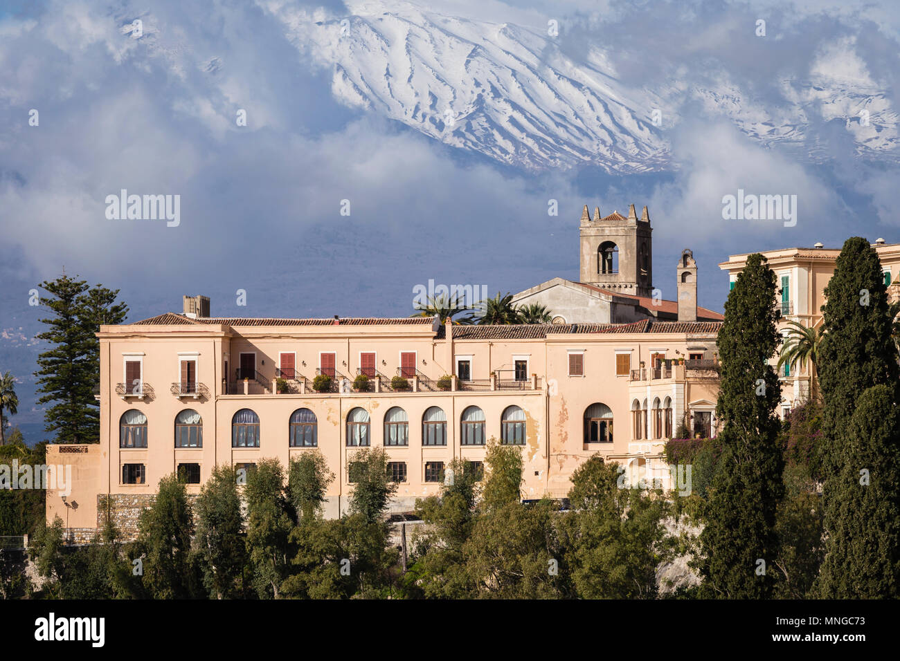 San Domenico Palace Hotel in Taormina mit den Hängen des Ätna auf Sizilien. Stockfoto
