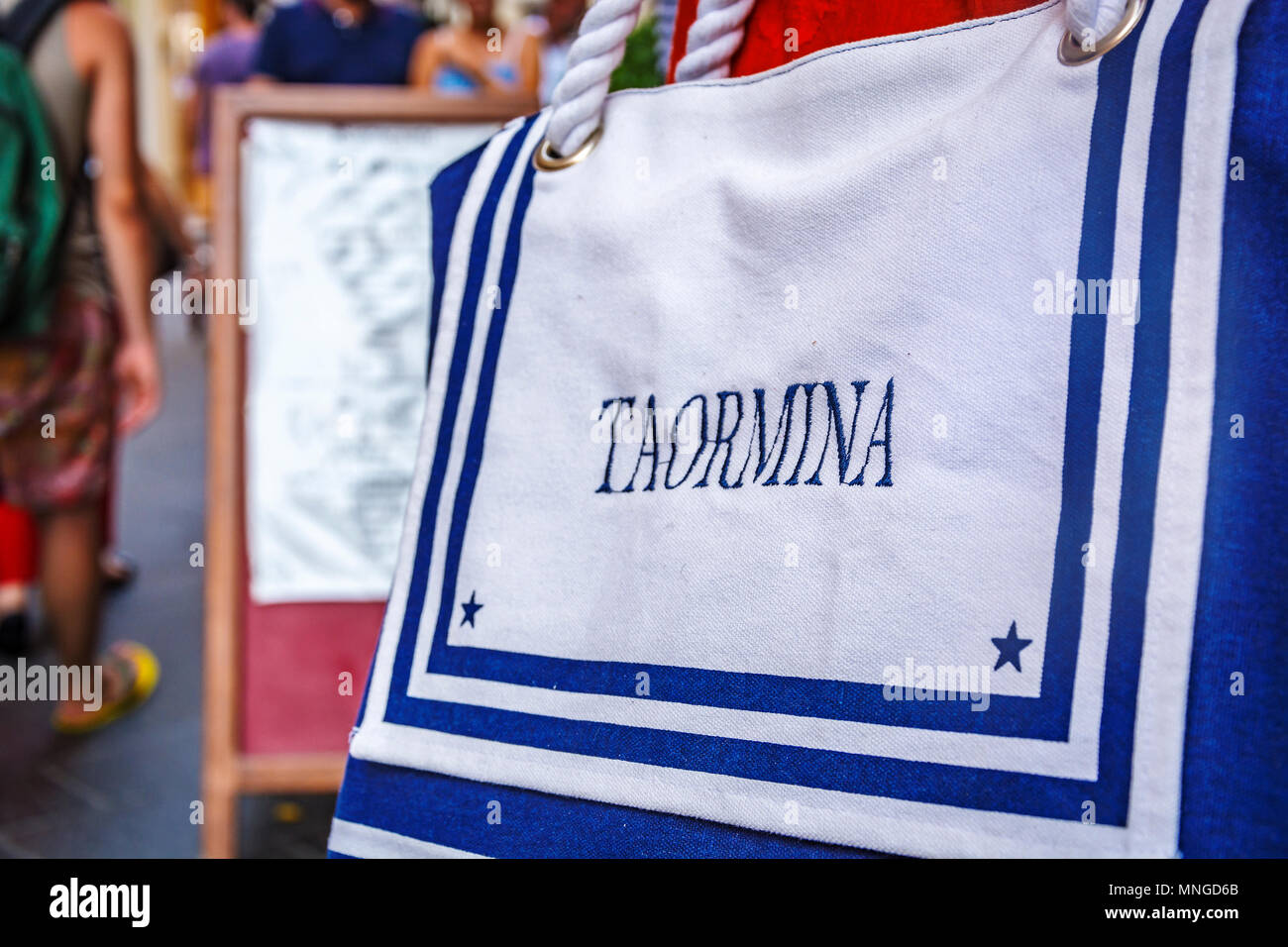 Nahaufnahme eines weißen Tasche mit der Aufschrift Taormina genäht auf der Oberseite in einem Souvenirshop Stockfoto