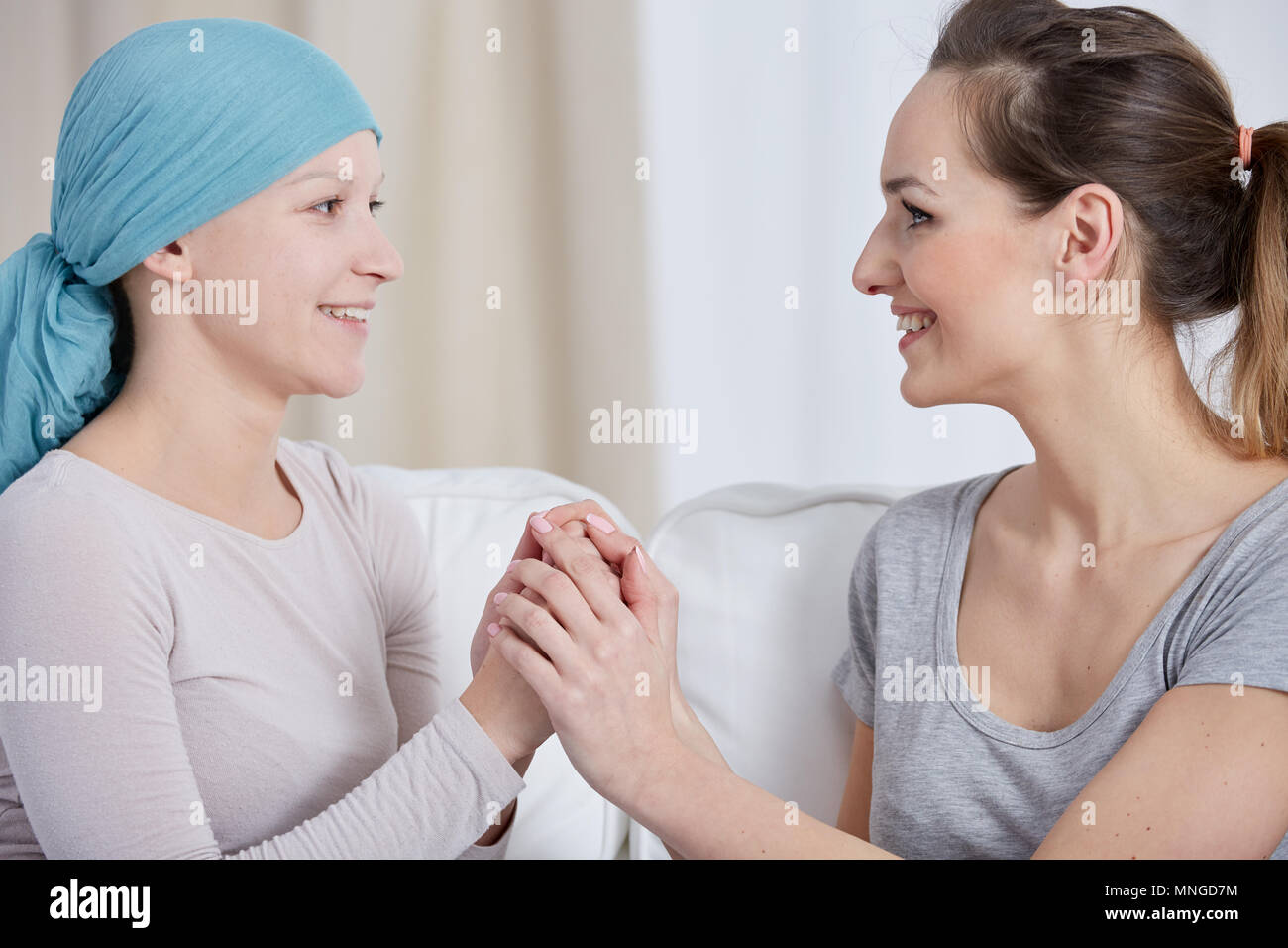 Junge Frau ihren Freund mit Krebs unterstützen. Stockfoto