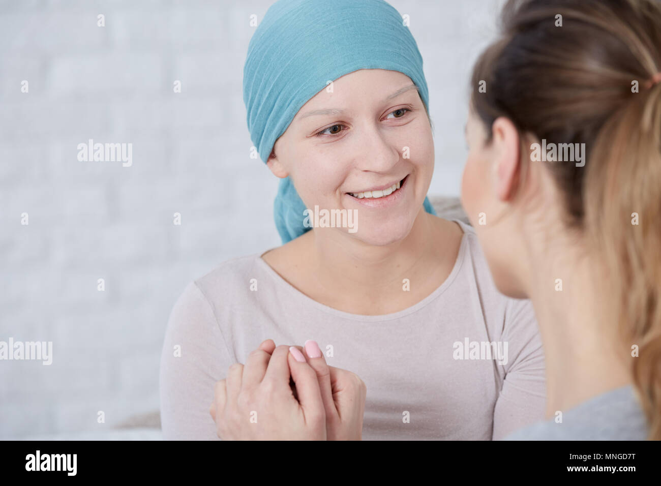 Frau mit Gehirntumor tragen Kopftuch, die Familie zu unterstützen. Stockfoto