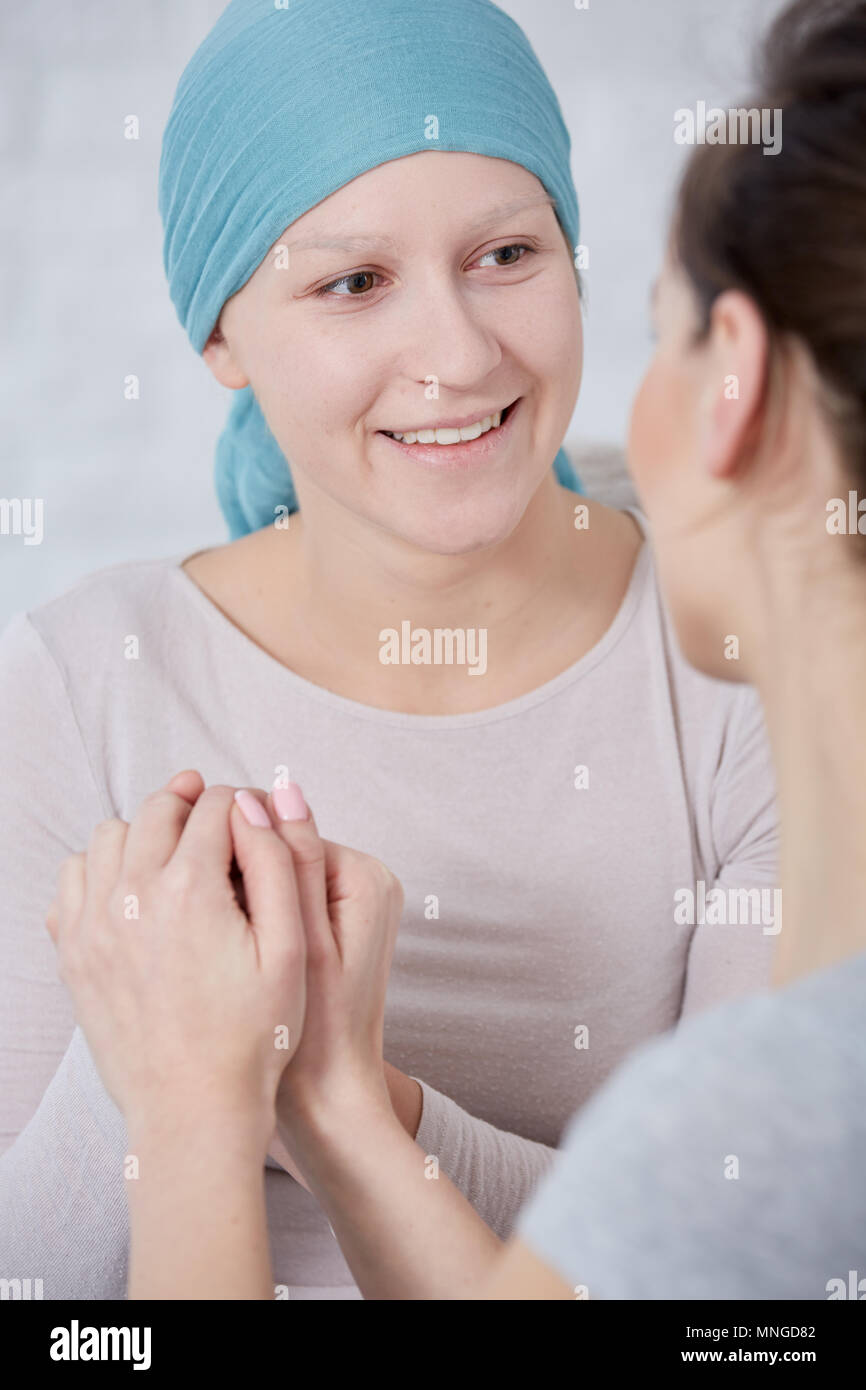 Krebs Frau während der Therapie in ihrer Schwester Unterstützung Stockfoto