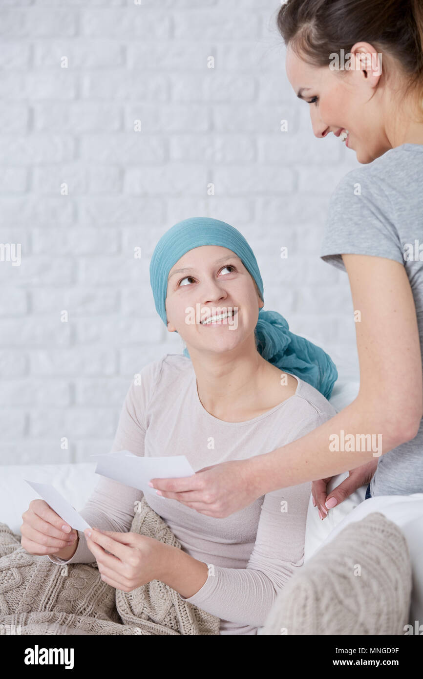 Kranke Frau mit Kopftuch im Gespräch mit Freund Stockfoto