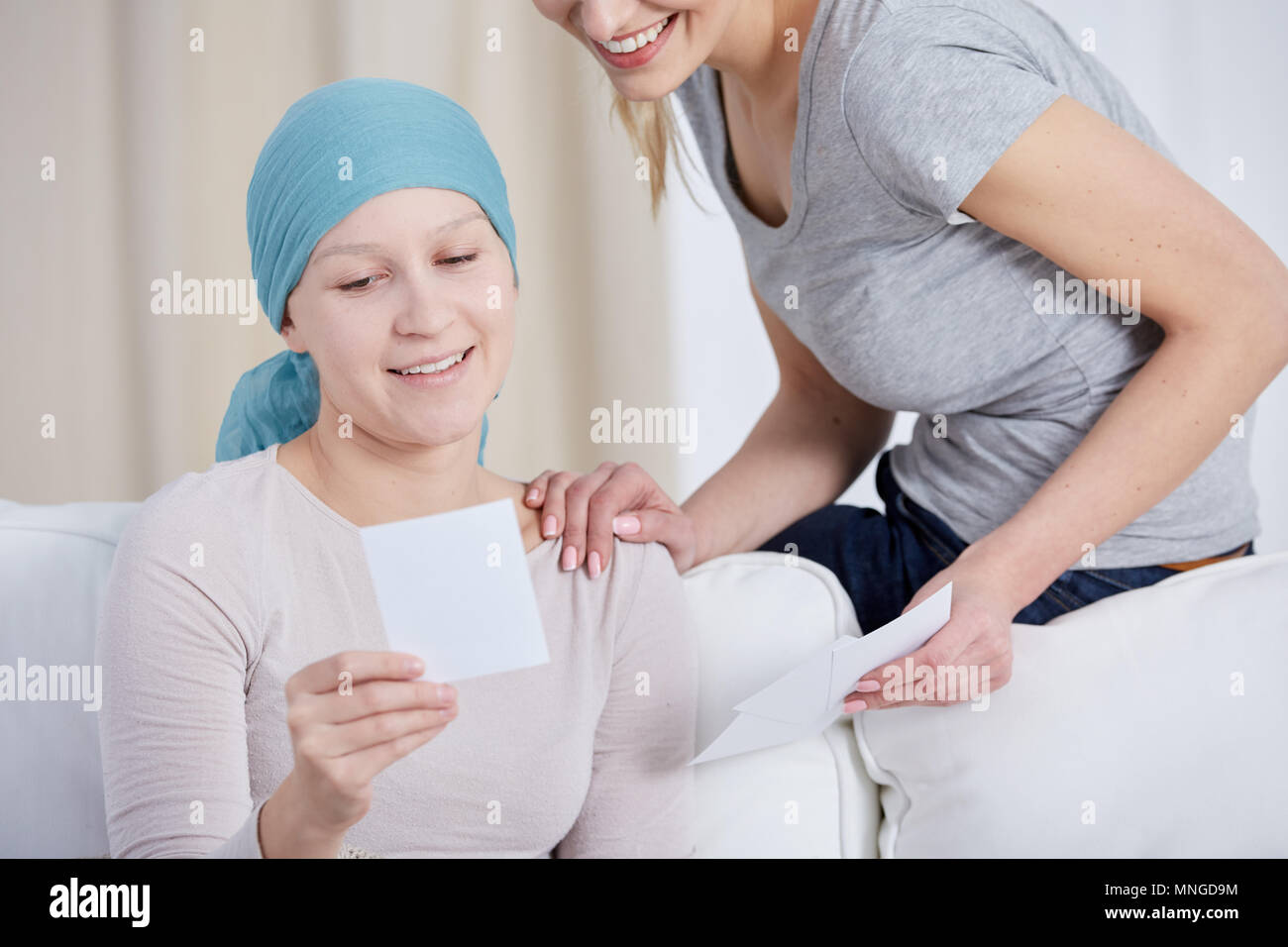 Krebs Frau mit Kopftuch, Fotos ansehen mit Schwester Stockfoto