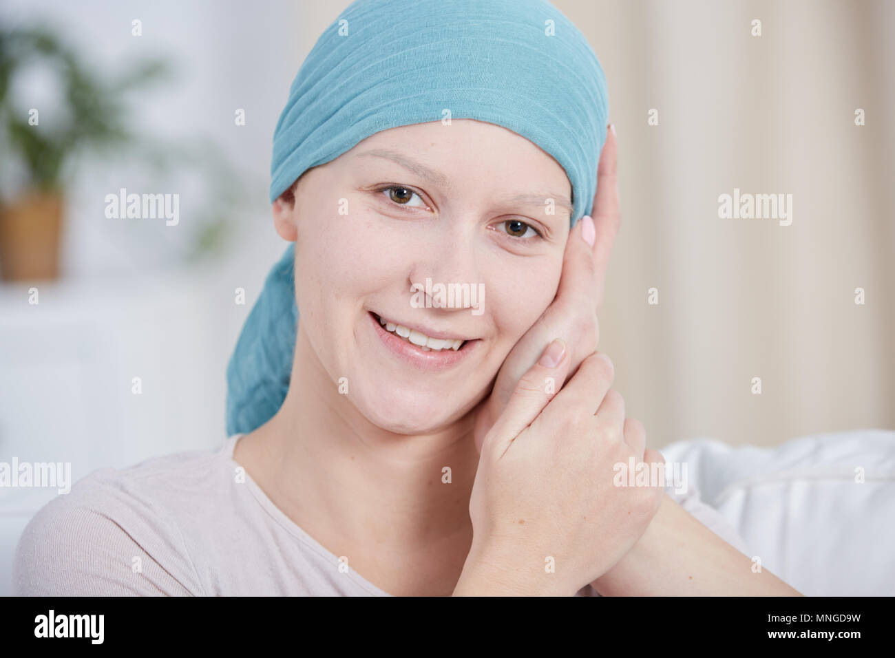 Krebs Frau mit Kopftuch, die positive Einstellung Stockfoto