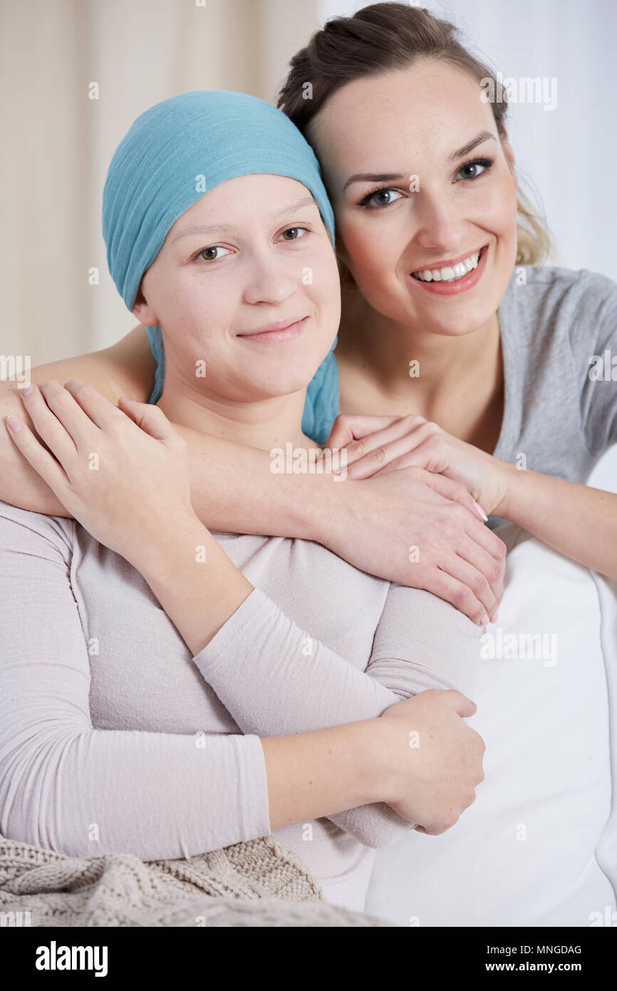 Junge, glückliche Krebs Frau und ihre fürsorgliche Schwester Stockfoto
