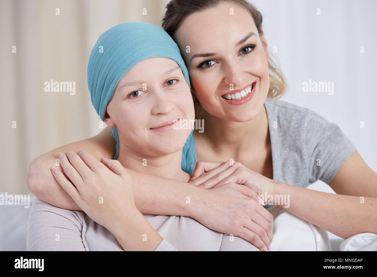 Frau, die ihren kranken Schwester nach Chemotherapie Stockfoto