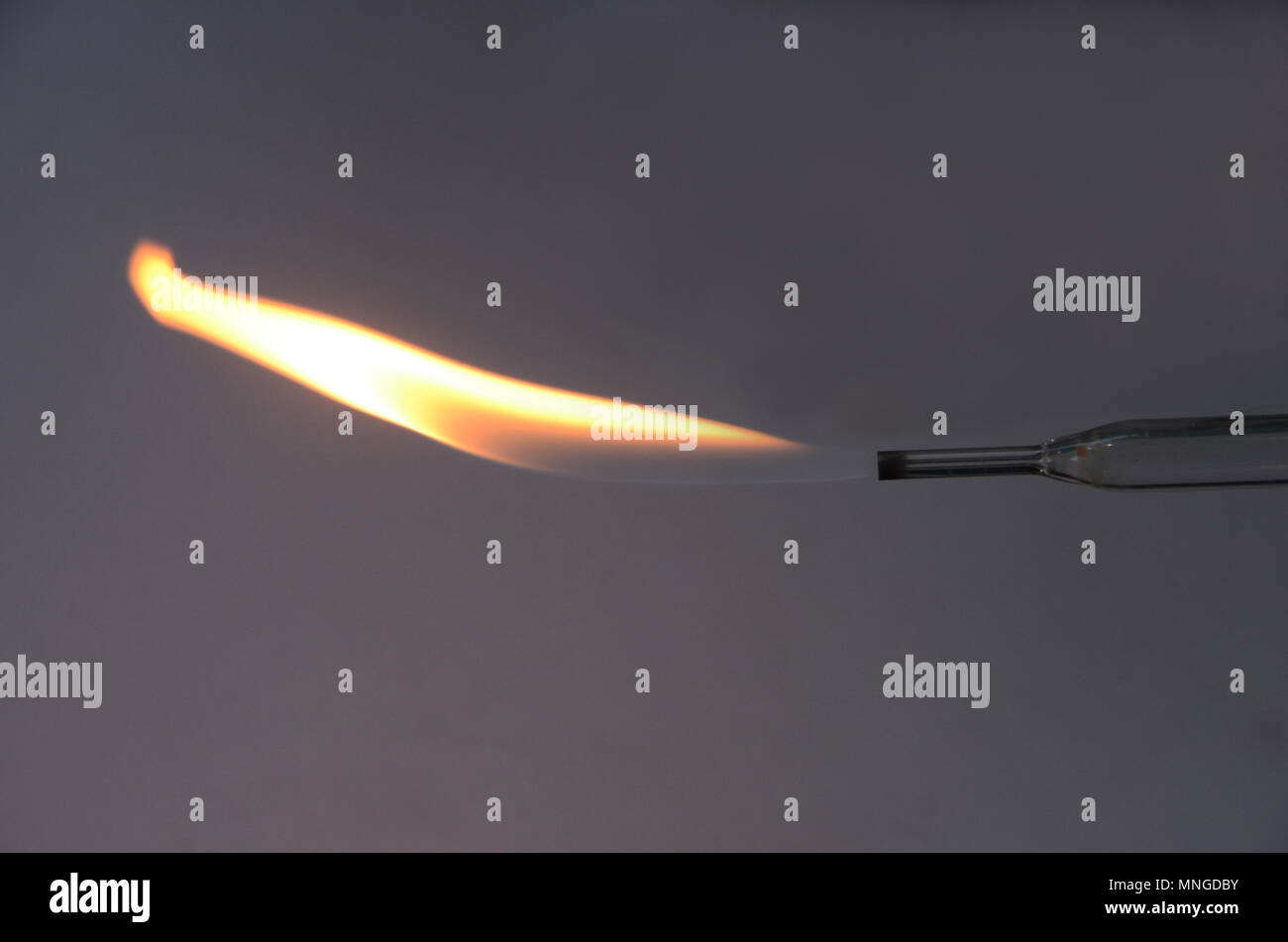 Eine Flamme Brötchen von Gas aus einem Glasrohr. Stockfoto