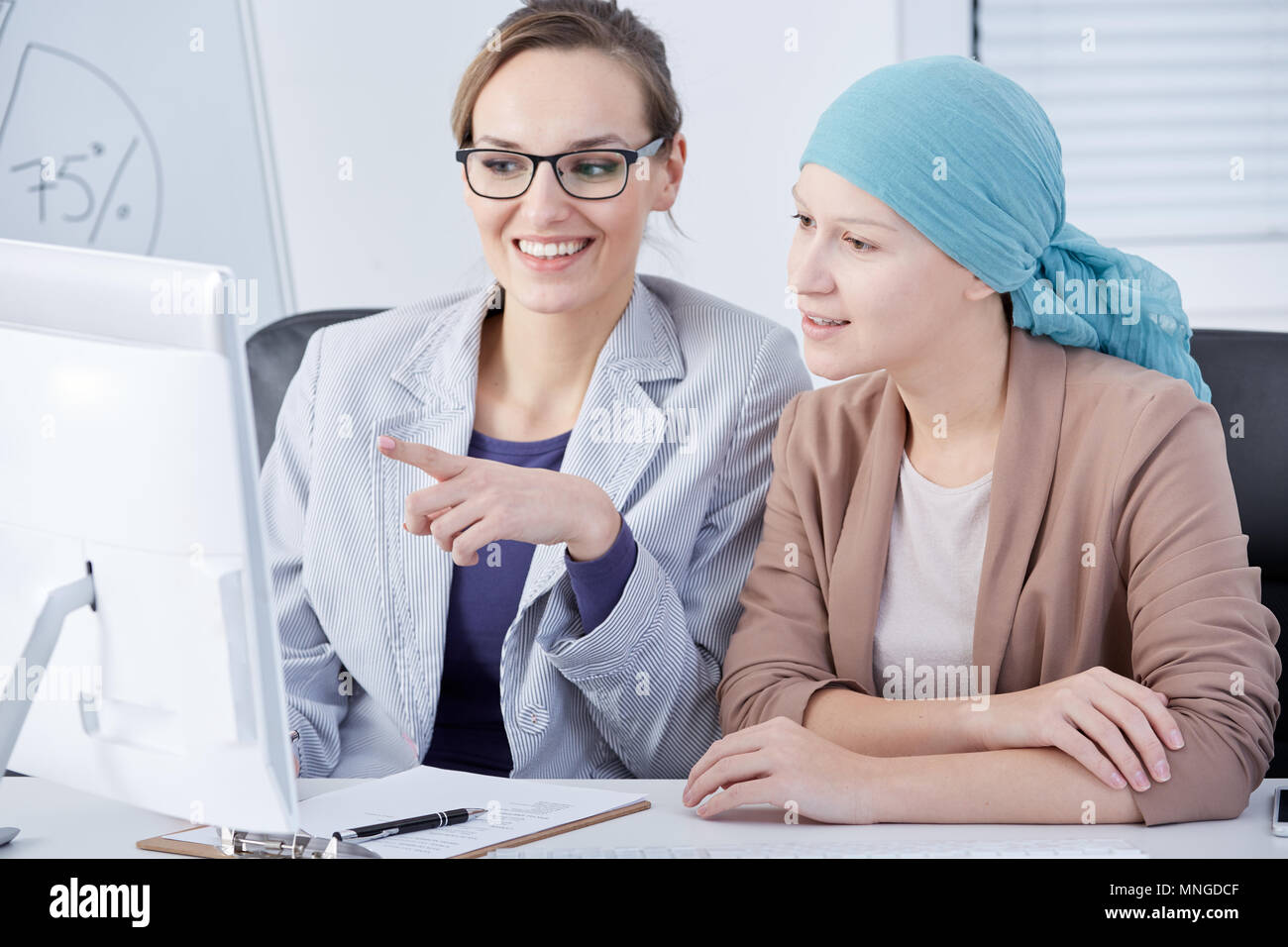 Weibliche Patienten arbeiten im Büro, im Gespräch mit Kollege Stockfoto