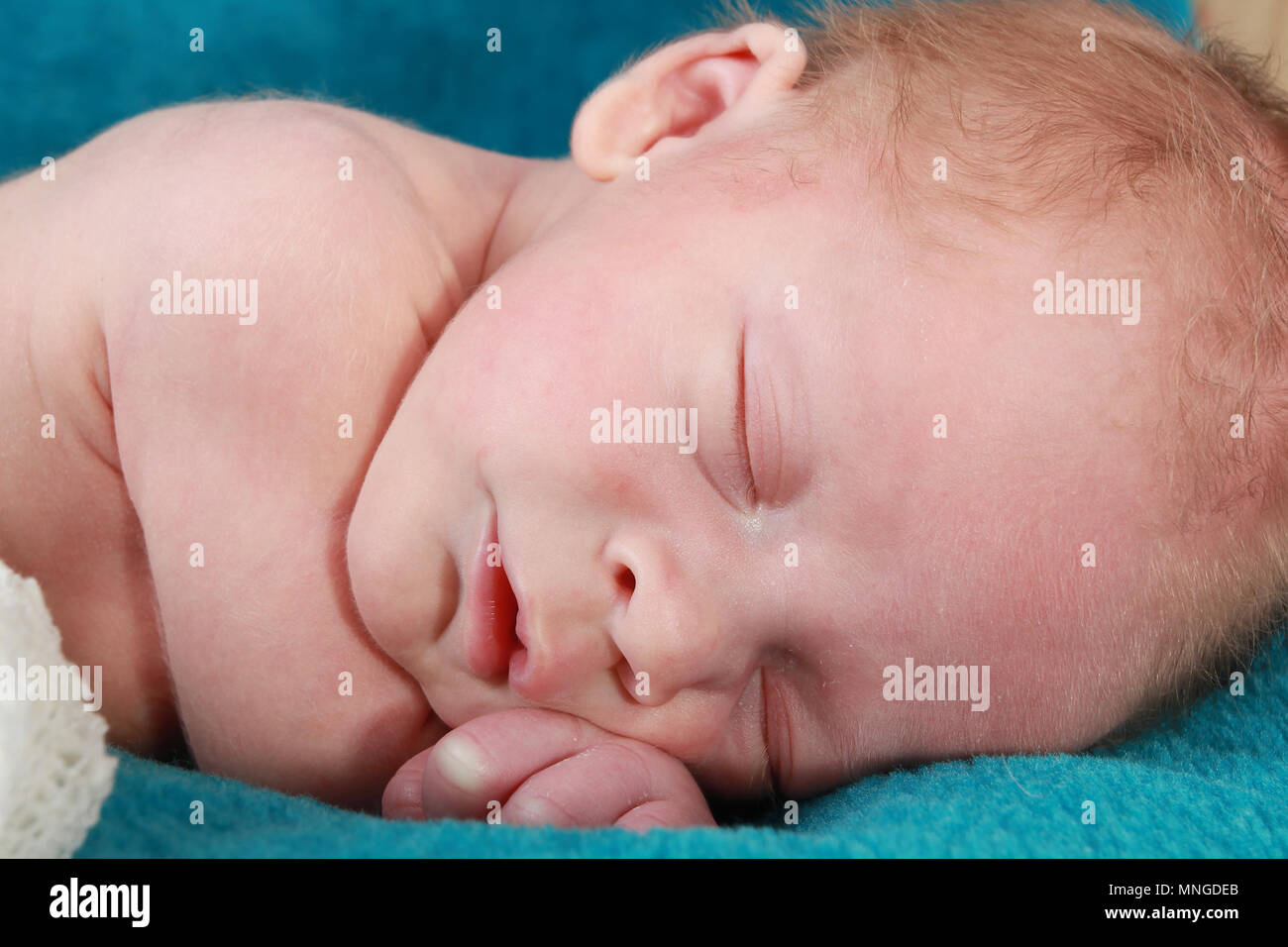 neues Baby geboren jungen schlafen Stockfoto