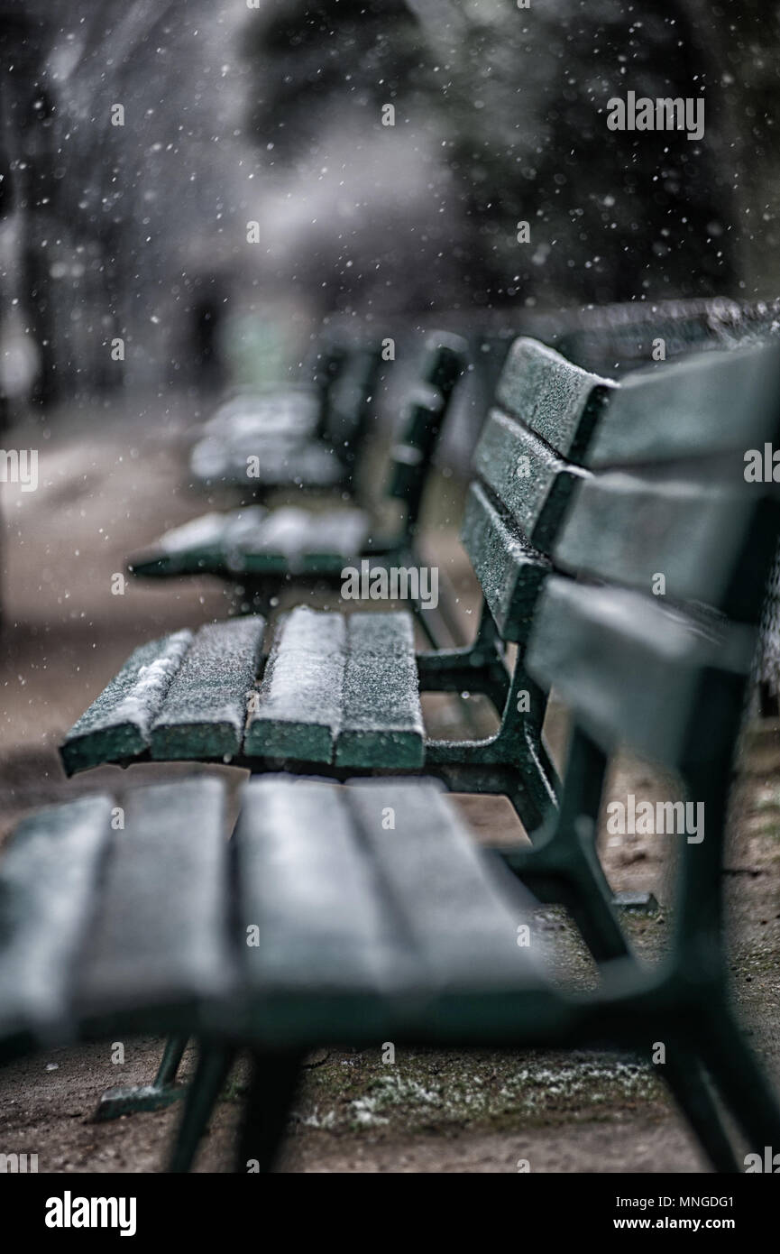 Paris Park Bench winter schnee Liebe Sitze Stockfoto