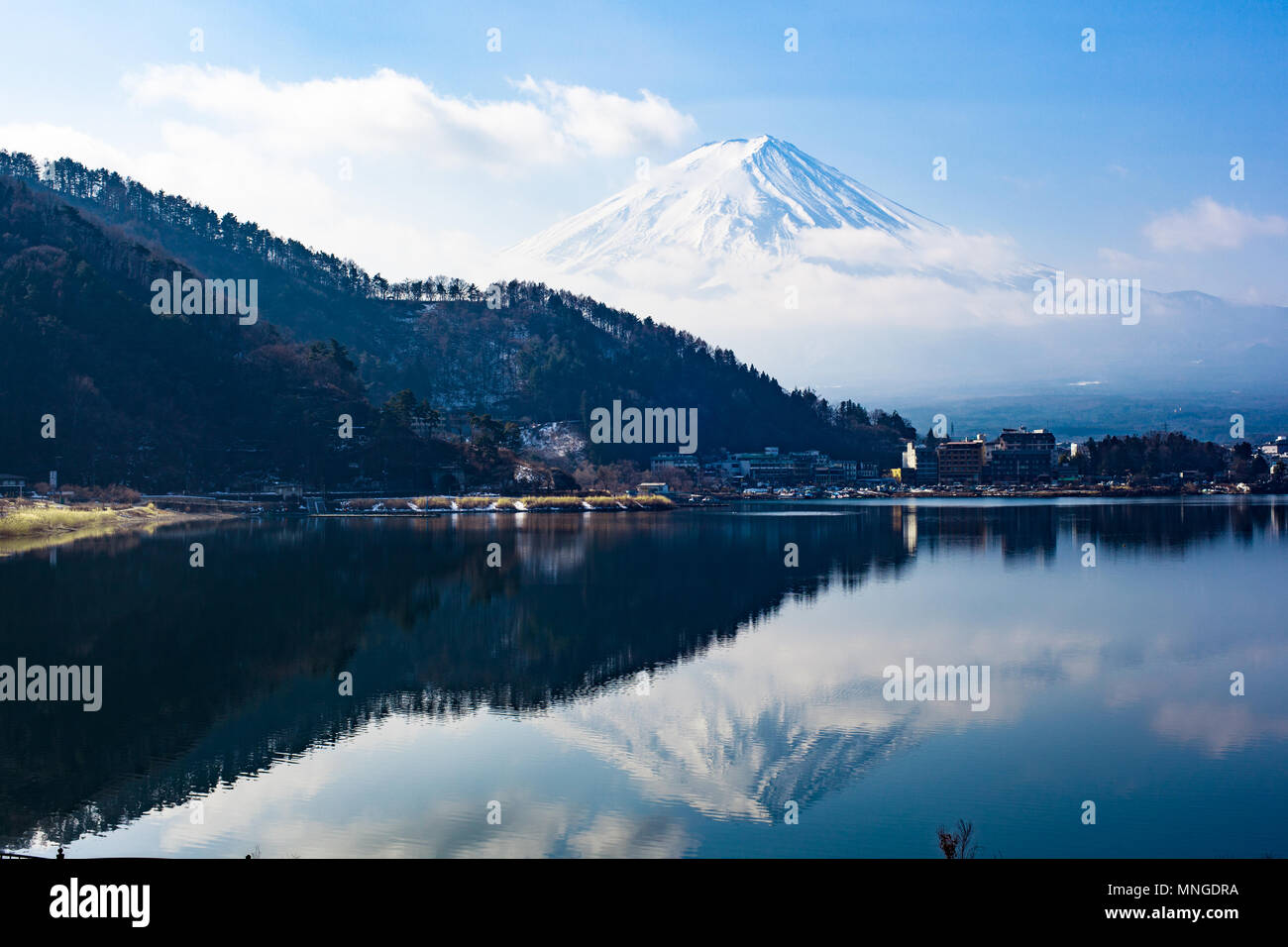 Fuji spiegelt sich im Lake Kawaguchi aus Japan Stockfoto