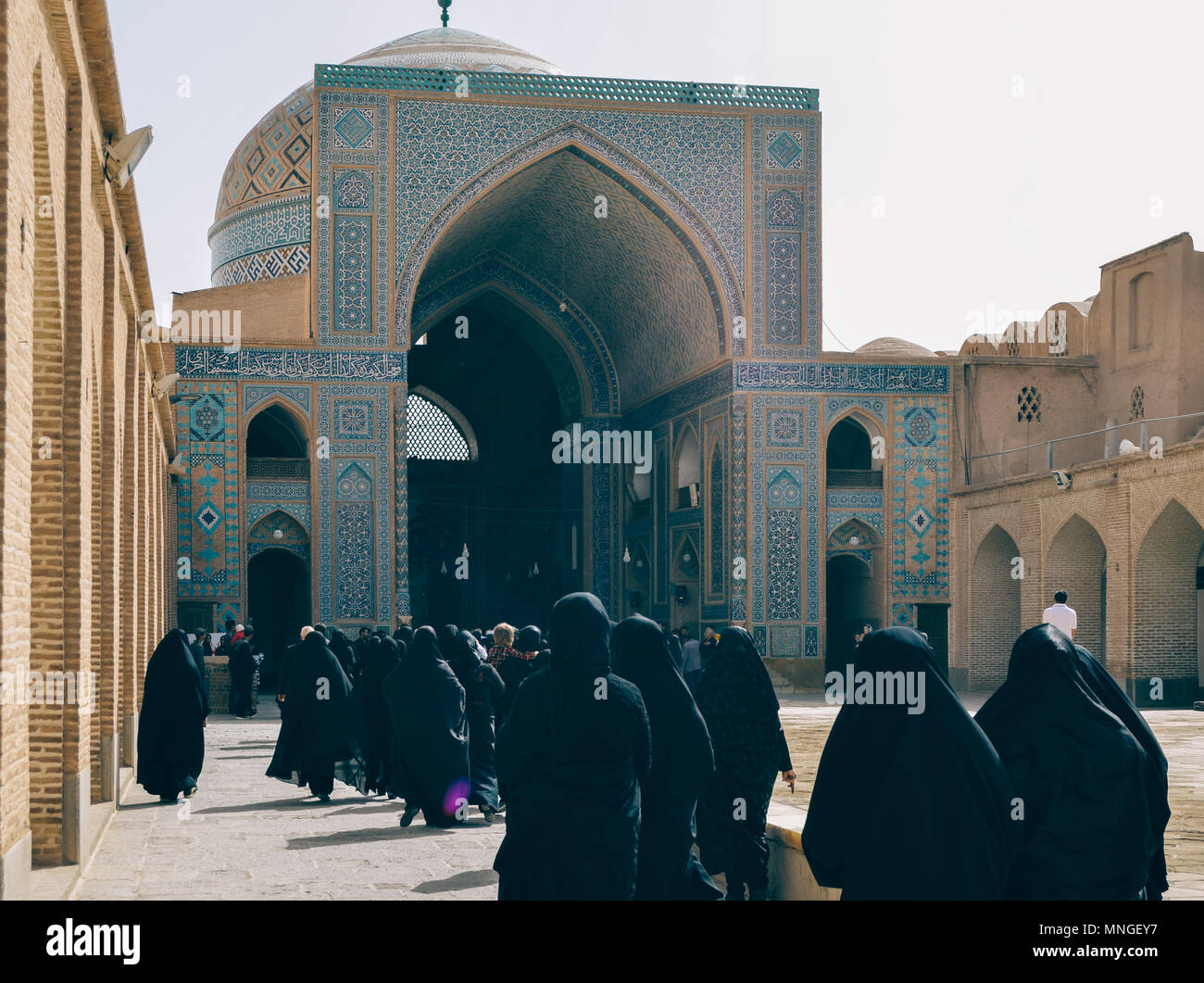 Traditionell Frauen in Jameh chadors vor der Moschee, Masjed-i Jame' Moschee, Yazd, Iran am 24. April 2018 gekleidet Stockfoto