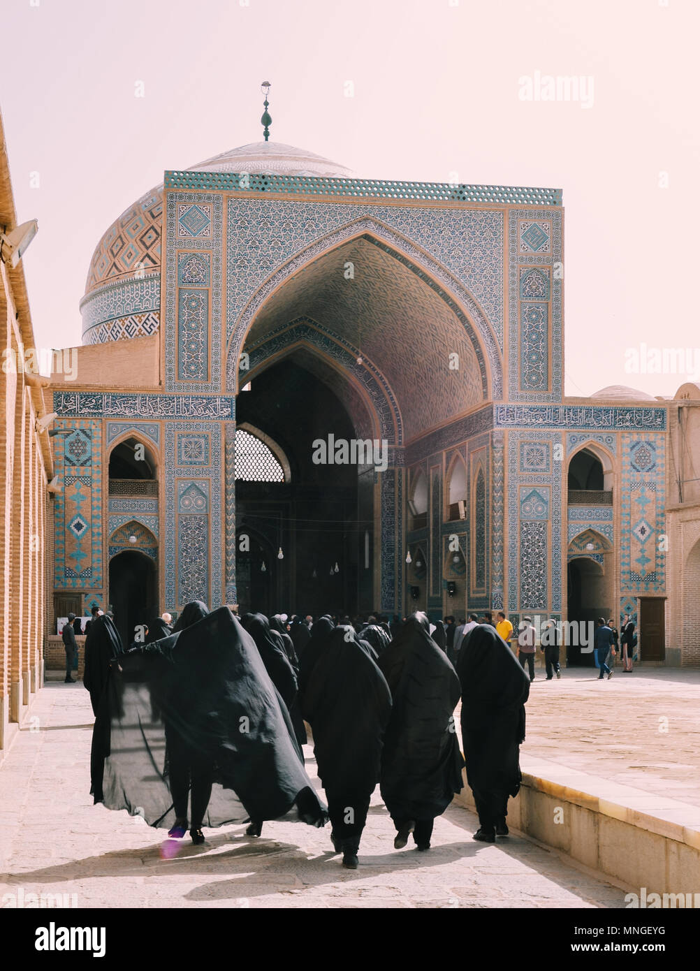 Traditionell Frauen in Jameh chadors vor der Moschee, Masjed-i Jame' Moschee, Yazd, Iran am 24. April 2018 gekleidet Stockfoto