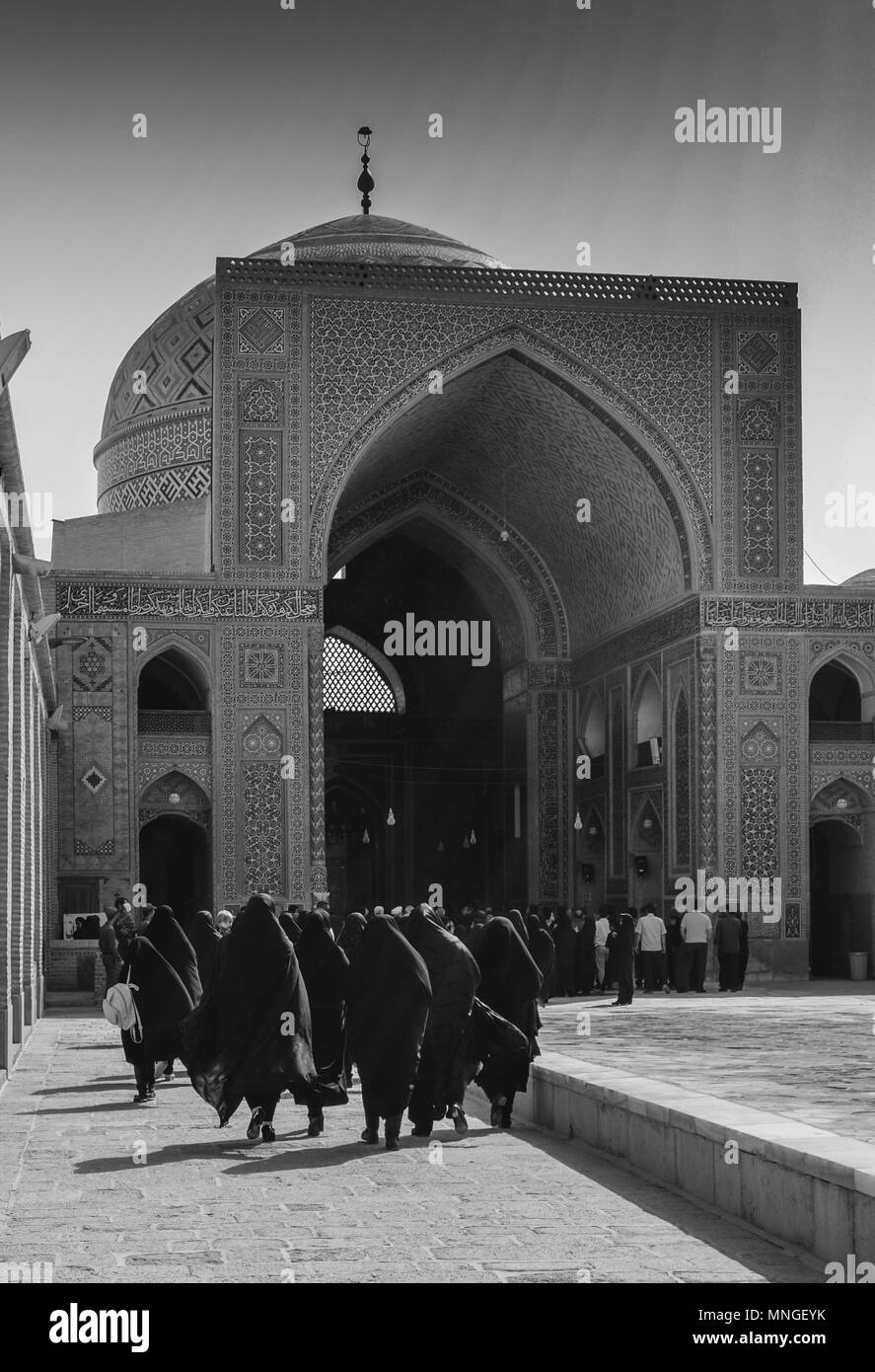 Traditionell Frauen in Jameh chadors vor der Moschee, Masjed-i Jame' Moschee, Yazd, Iran am 24. April 2018 gekleidet Stockfoto