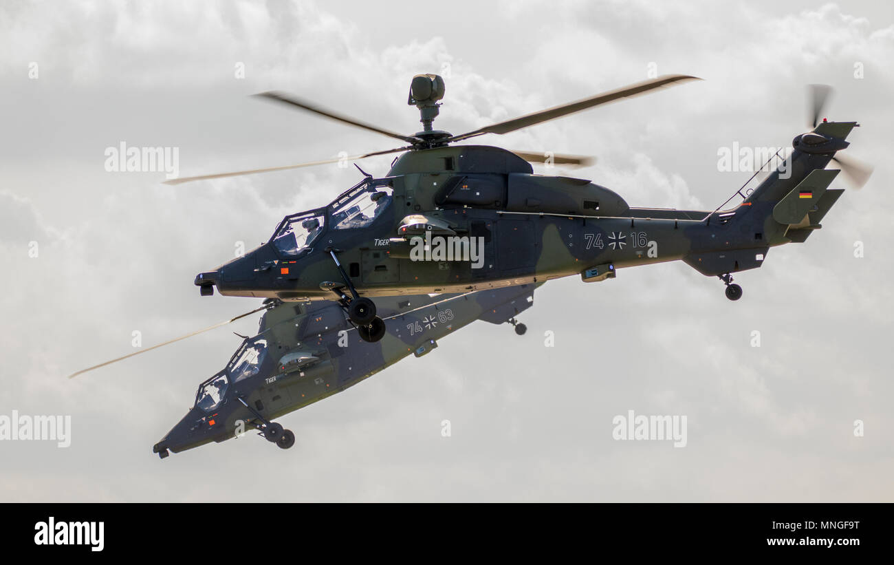 BERLIN - May 2, 2016: Zwei deutsche Armee Airbus Eurocopter EC-665 Tiger Kampfhubschrauber im Flug während der ILA Berlin Air Show. Stockfoto