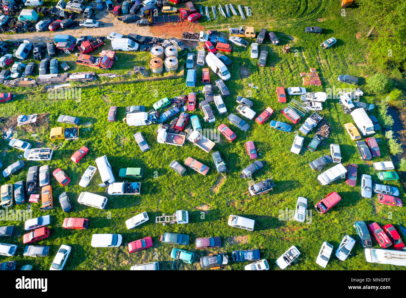 Autowracks auf Wiese Luftaufnahme, ökologisches Problem. Stockfoto