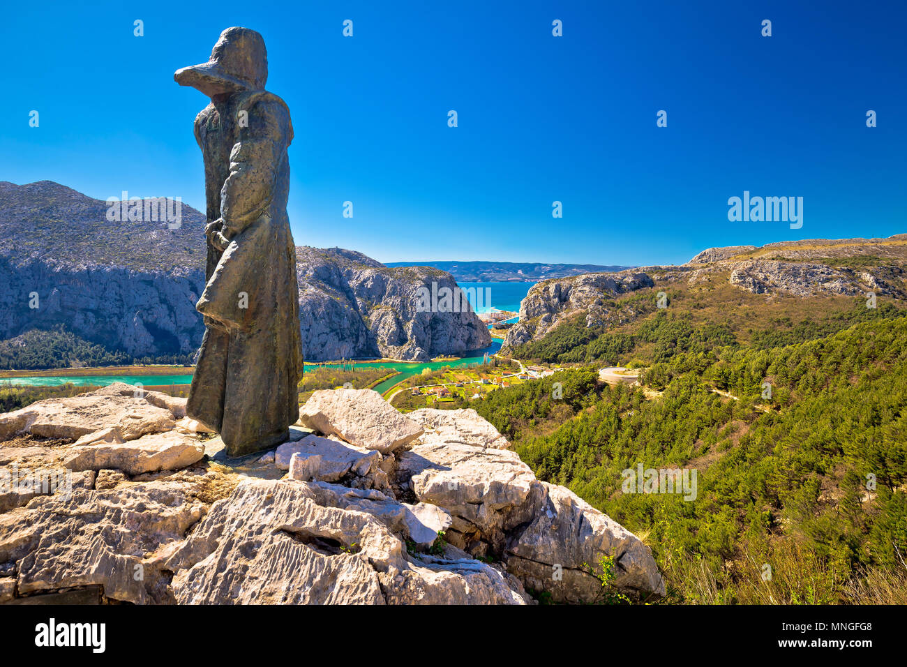 Herrliche Aussicht auf den Fluss Cetina Canyon und der Stadt Omis, Dalmatien Region von Kroatien Stockfoto