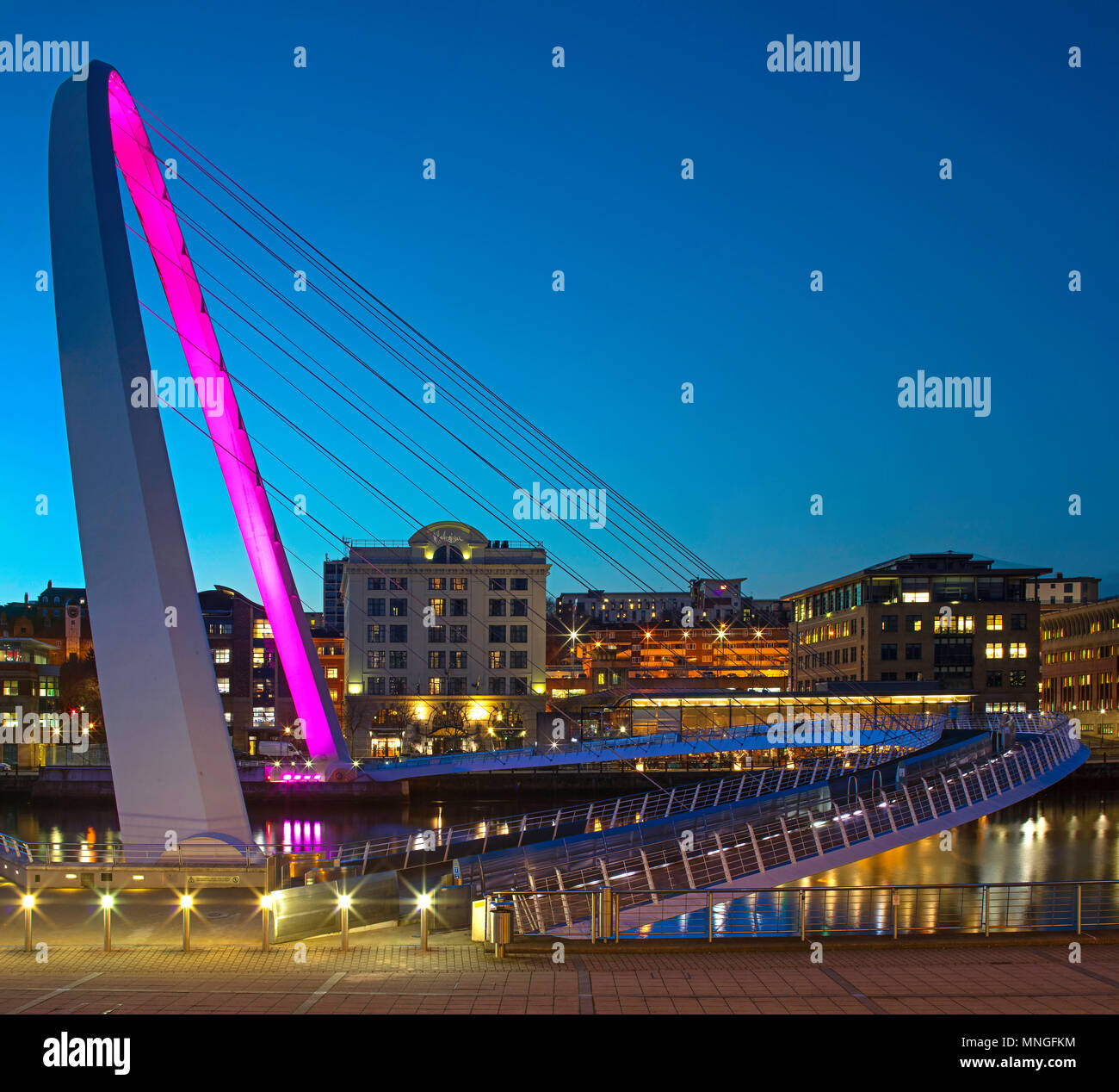 Gateshead Millennium Bridge in der Dämmerung, Gateshead Quays, Gateshead, North East England, Vereinigtes Königreich Stockfoto