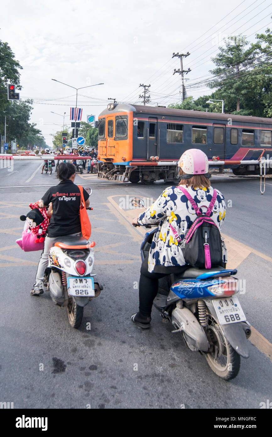 Eine thailändische Eisenbahn Zug in der Stadt Khorat oder Nakhon Ratchasima im Isan in Noertheast Thailand. Thailand, Khorat, November, 2017 Stockfoto