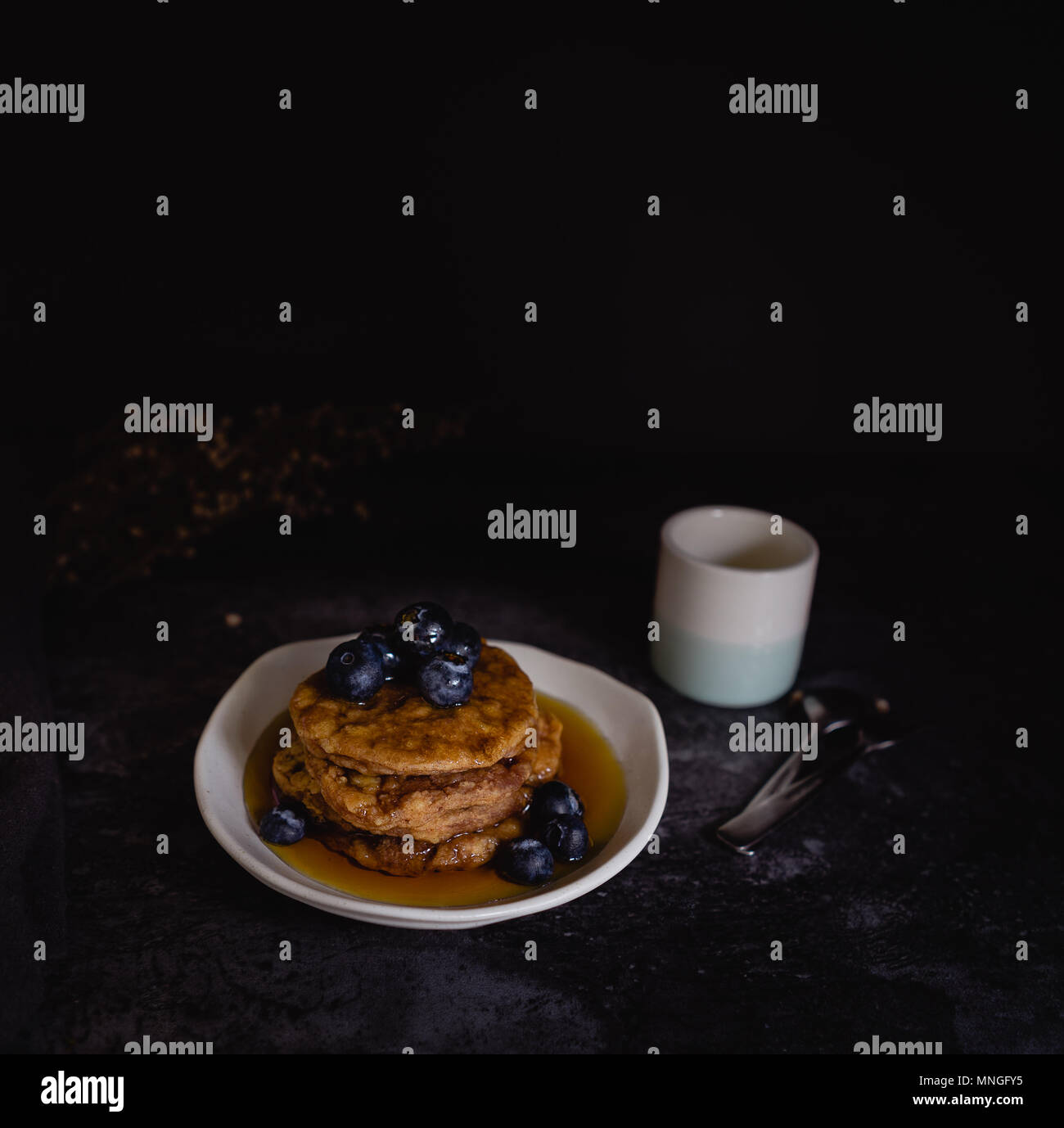 Dicke flauschige Blueberry Pancakes, dunklen Hintergrund Stockfoto