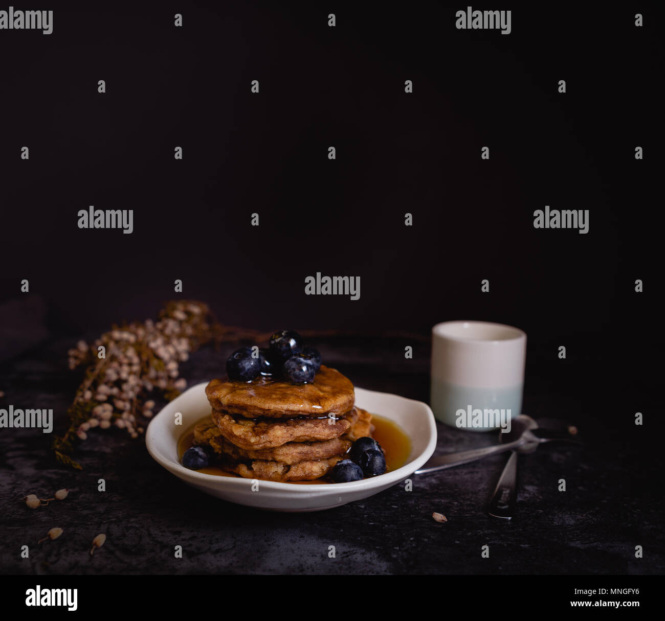 Dicke flauschige Blueberry Pancakes, dunklen Hintergrund Stockfoto