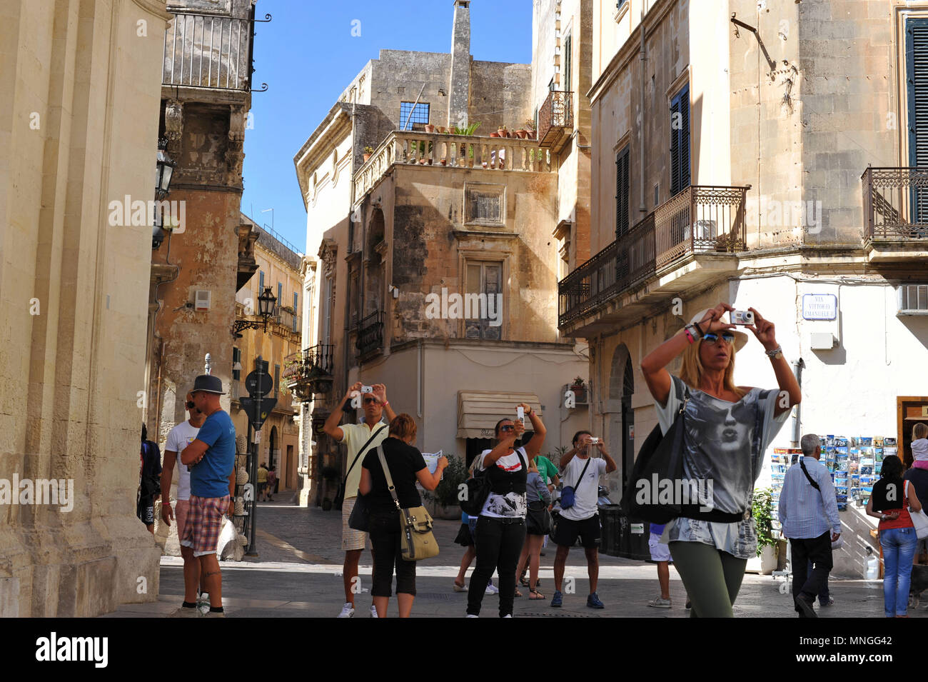 Lecce. Touristen nehmen photograps mit Smartphone im historischen Zentrum. Italien. Stockfoto
