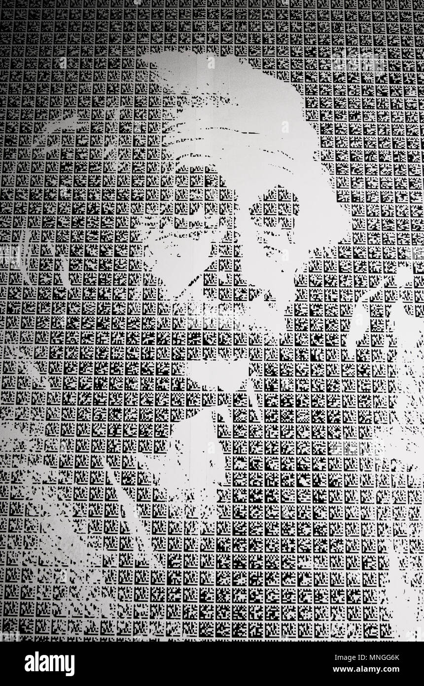 Ein Porträt von Albert Einstein an der China Museum für Wissenschaft und Technologie in Peking, China, der sich aus der Matrix, Barcodes oder Quick Response (QR-Codes). Stockfoto