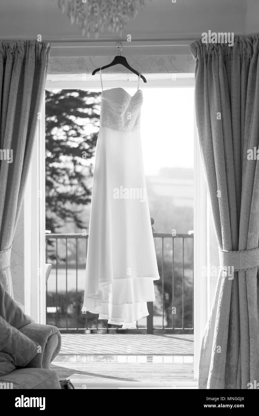 Hochzeitskleid hell im Fenster Stockfoto