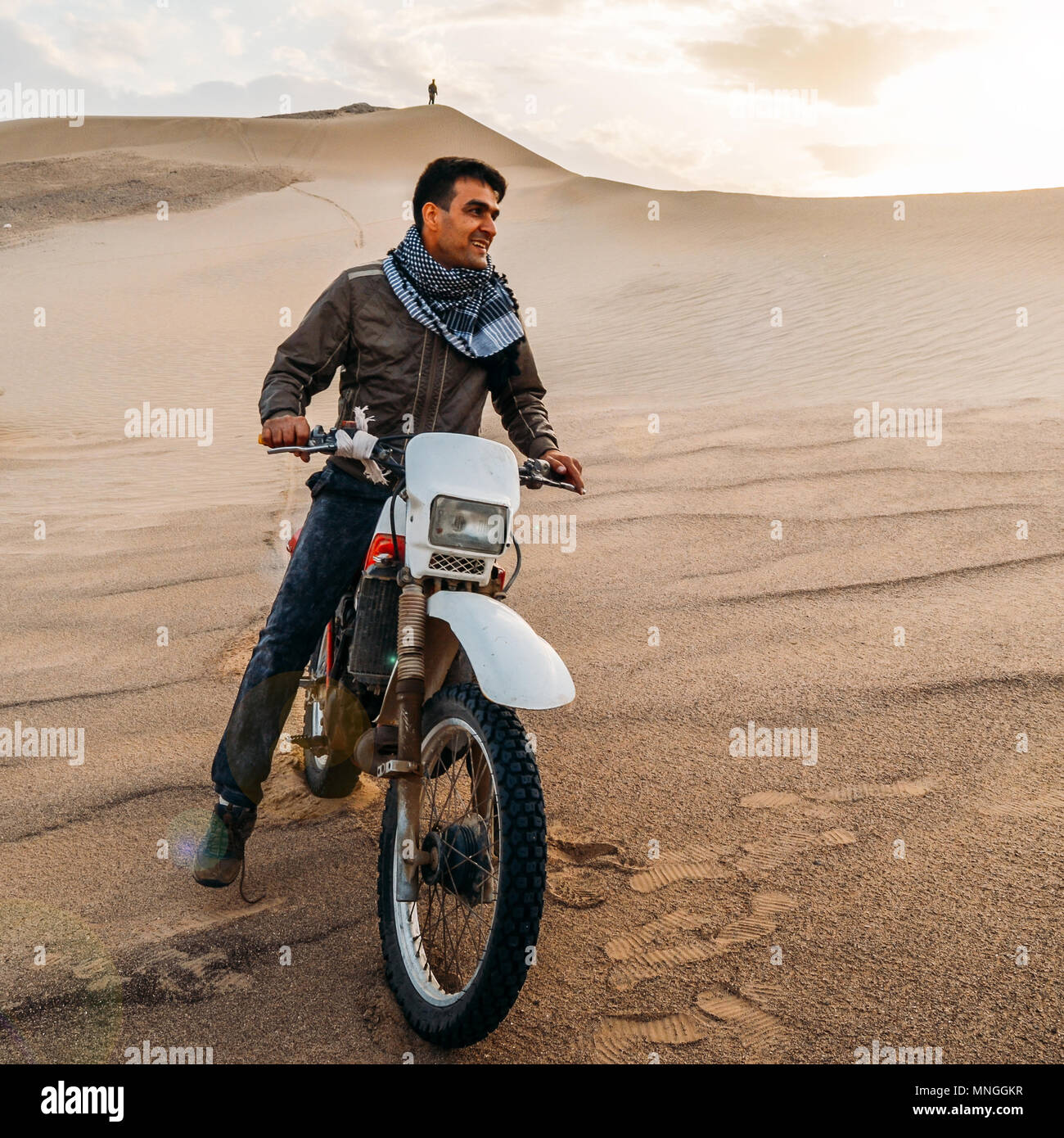 Dasht-e Lut, Iran - 25. April 2018: Illustrative Editorial von einem jungen Mann auf dem Motorrad posiert in der Dasht-e Lut, eine große Salzwüste im Pr entfernt Stockfoto