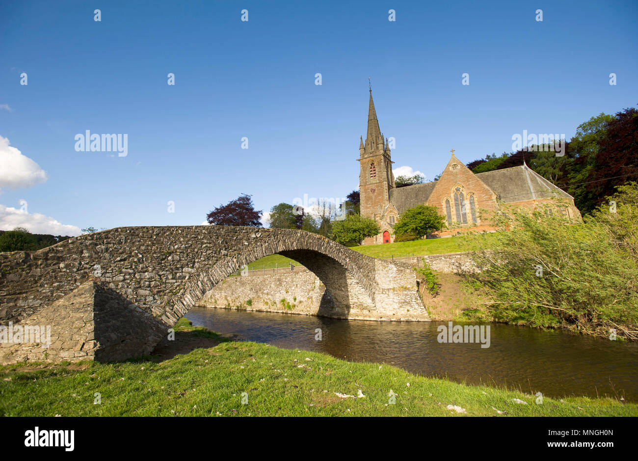 Abonnement Brücke, Stow mit St Maria von Wedale Kirche hinter. Auch als packesel Brücke bekannt. Stockfoto