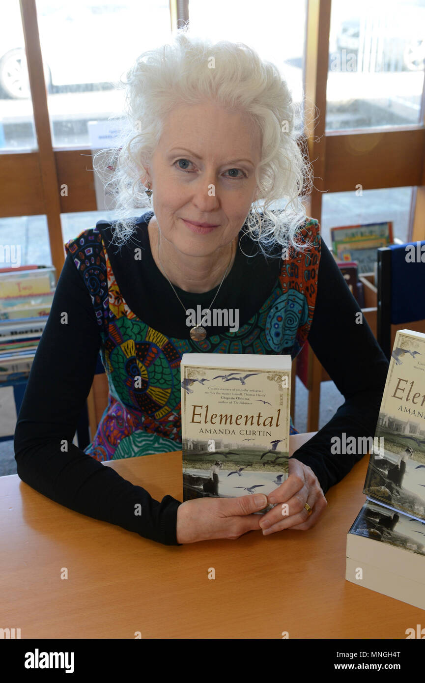 Die Autorin Amanda Curtin, bekannt für Elemental and the Sinkings, beschäftigt sich mit Themen des Erbes und der Identität in der australischen Literatur. Stockfoto
