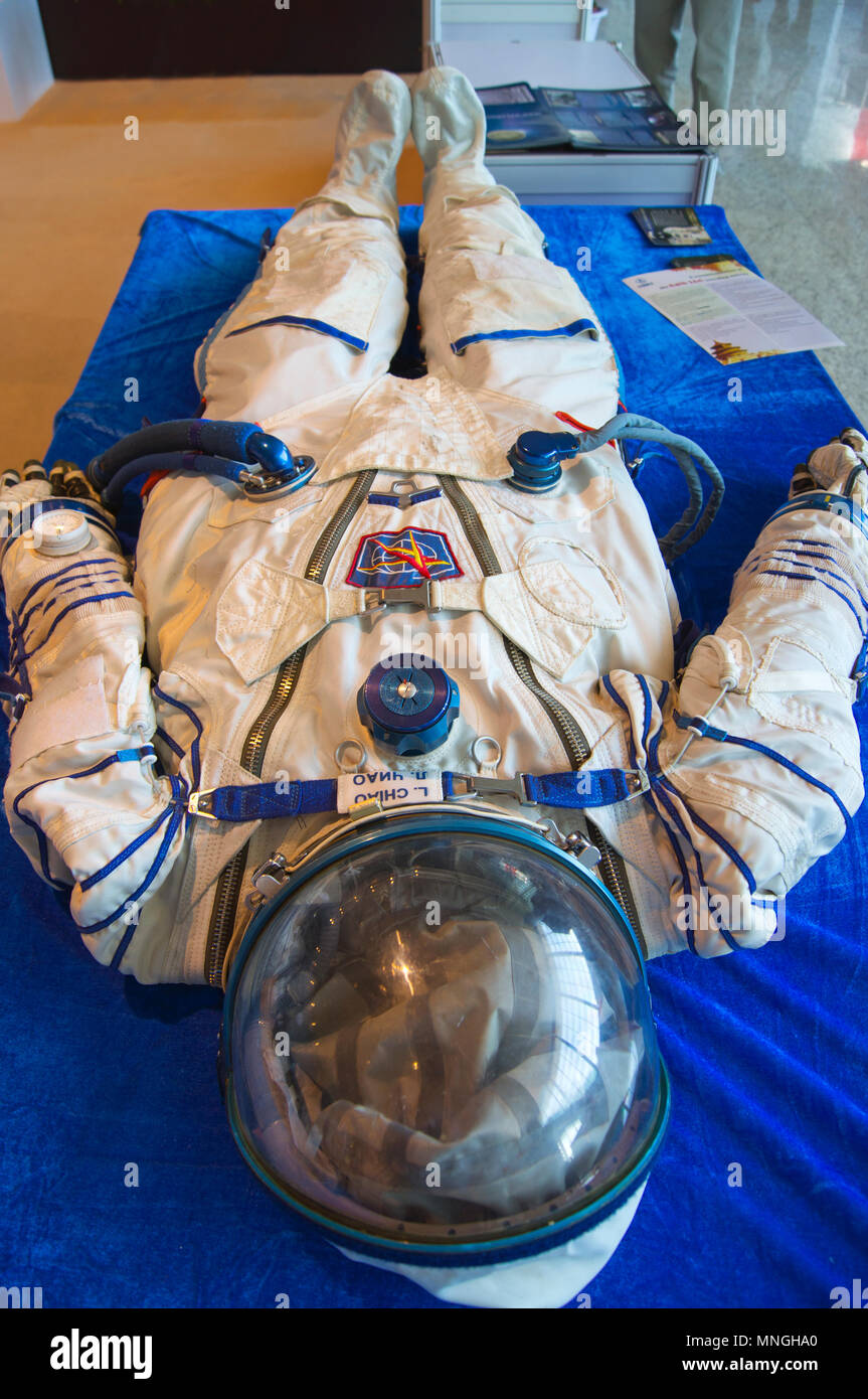 Die russischen Sokol spacesuit getragen von den ehemaligen NASA-Astronaut Leroy Chiao auf einem Sojus-flug zur Internationalen Raumstation an der 64th IAC in Peking. Stockfoto