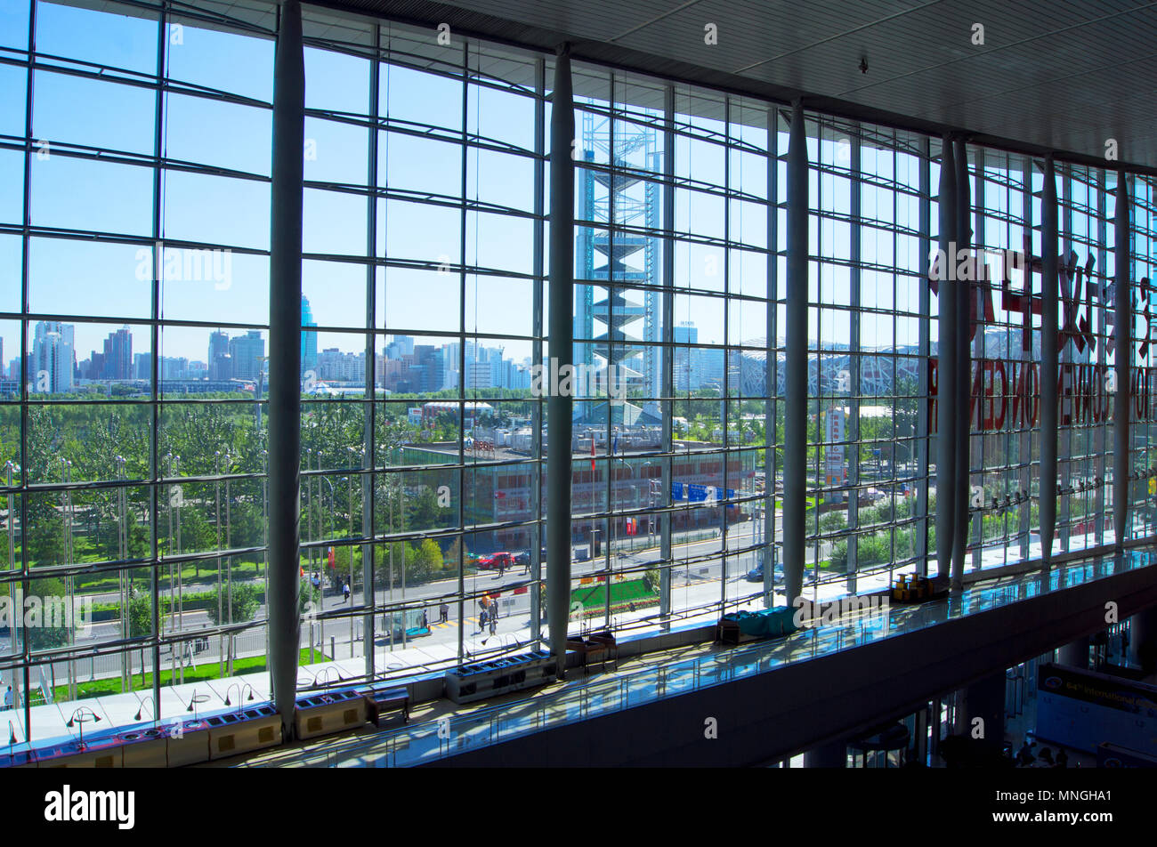 Olympic Park in Peking, China, gesehen von der China National Convention Center. Der Linglong Aussichtsturm und Bird's Nest Stadium sichtbar sind. Stockfoto