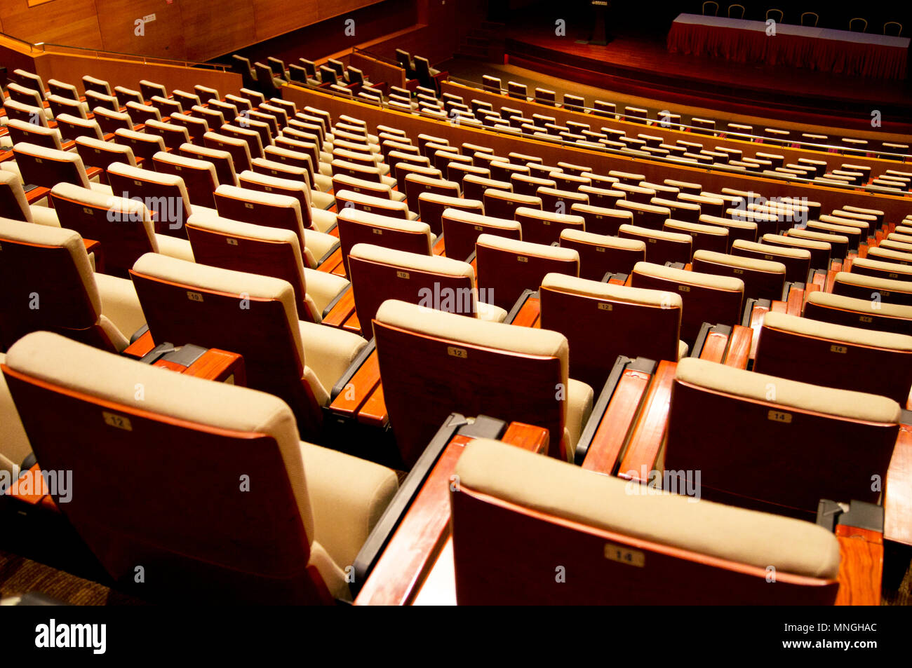 Sitzreihen in einem Konferenzsaal im China National Convention Center in Beijing, China. Stockfoto