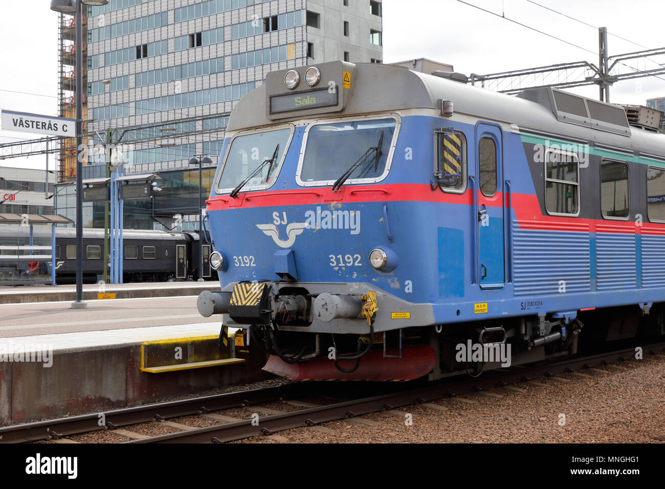 Vasteras, Schweden - 7. Mai 2017: Teilansicht einer Klasse X 10 blaue Elektrische multipel Einheit von SJ betrieben Rubrik für Sala am Bahnhof. Stockfoto