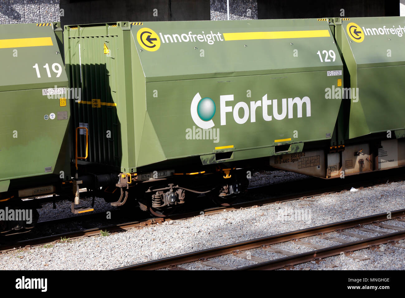 Stockholm, Schweden, 16. Mai 2017: Grüne Eisenbahn Container Freight Autos der Klasse Sgnss mit Containern für den Transport von Hackschnitzeln zur Verwendung als Kraftstoff ne Stockfoto