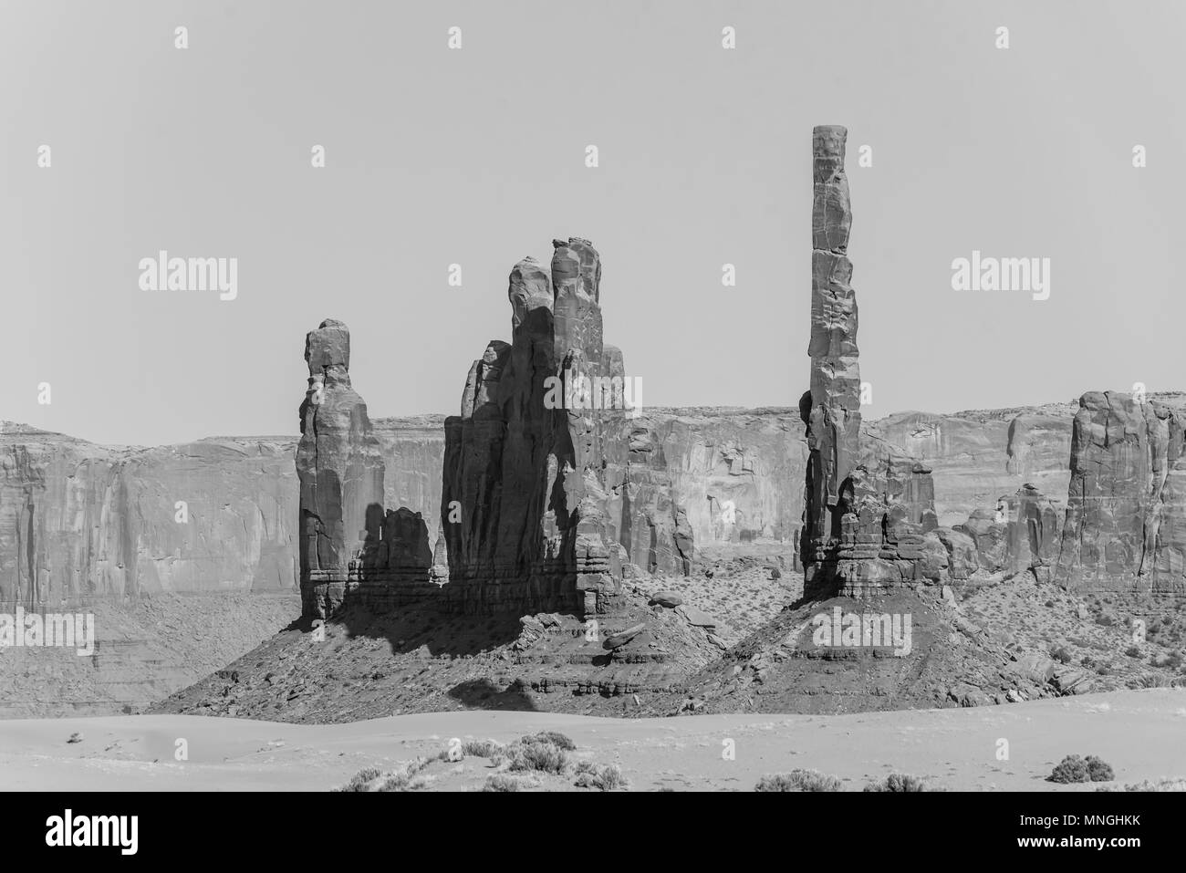 Landschaftlich reizvolle Fahrt über unbefestigte Straße durch das Monument Valley, den berühmten BUTTES von Navajo Tribal Park, Utah - Arizona, USA. Malerische Straße und rote Felsformationen. Stockfoto