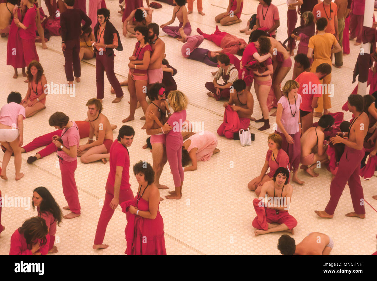 RAJNEESPURAM, OREGON, USA - Rajneeshees, Anhänger von Bhagwan Shree Rajneesh, dynamische Meditation teilnehmen. 1982 Stockfoto