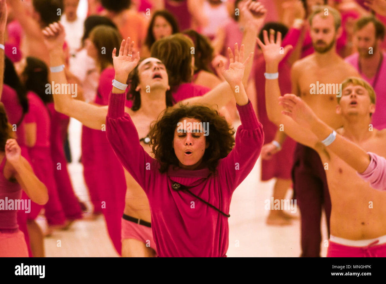 RAJNEESPURAM, OREGON, USA - Rajneeshees, Anhänger von Bhagwan Shree Rajneesh, dynamische Meditation teilnehmen. 1982 Stockfoto