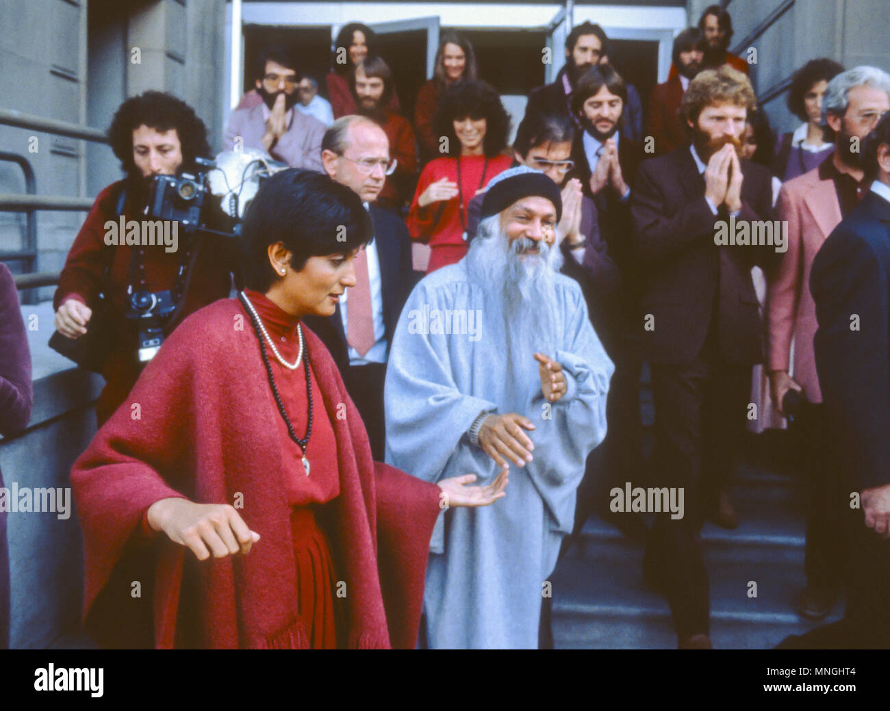 PORTLAND, Oregon, USA - Bhagwan Shree Rajneesh, Sektenführer, Mitte, und  seine persönliche Sekretärin Ma Anand Sheela, links, Abfahrt Einwanderung  und Einbürgerung Dienstleistungen Gebäude. 1982 Stockfotografie - Alamy